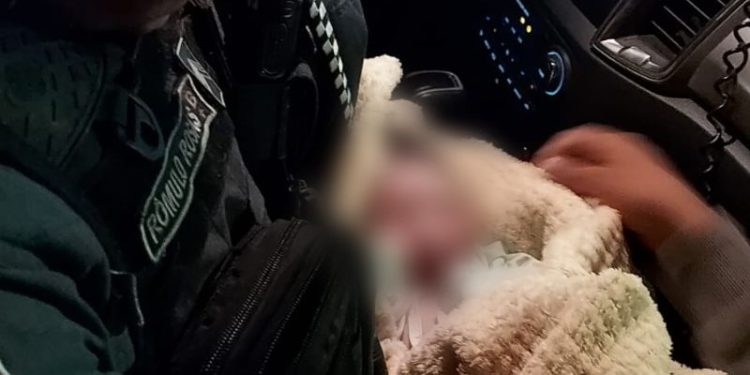 Em noite fria em Manaus, mulher abandona bebê recém-nascido em caixa de papelão na rua