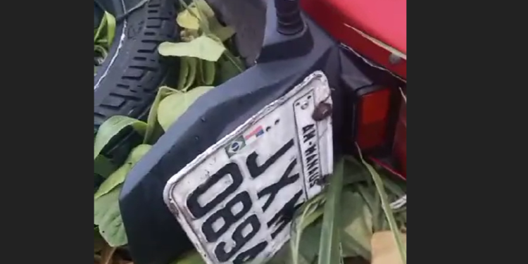 Vídeo: mulher aparece morta ao lado de motocicleta na ZL, em Manaus