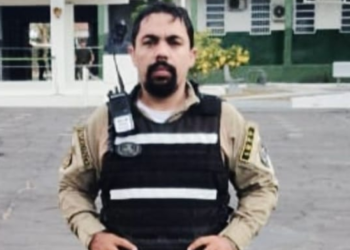 Imagem mostra agente de trânsito ao lado de seu assassino pouco antes de ser morto