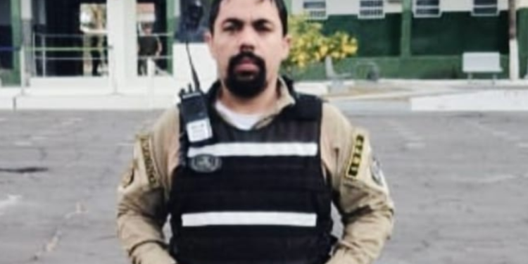 Imagem mostra agente de trânsito ao lado de seu assassino pouco antes de ser morto
