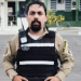 Imagem mostra agente de trânsito ao lado de seu assassino pouco antes de ser morto
