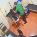 Funcionárias de petshop são filmadas agredindo cadela até a morte