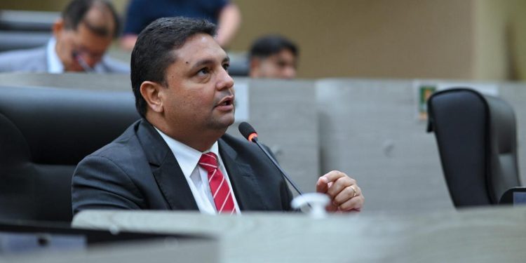 Caio André engrossa críticas contra fala preconceituosa do governador Romeu Zema, de Minas Gerais