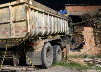 Morre jovem de 16 anos que teve a casa invadida por caçamba enquanto dormia em Manaus