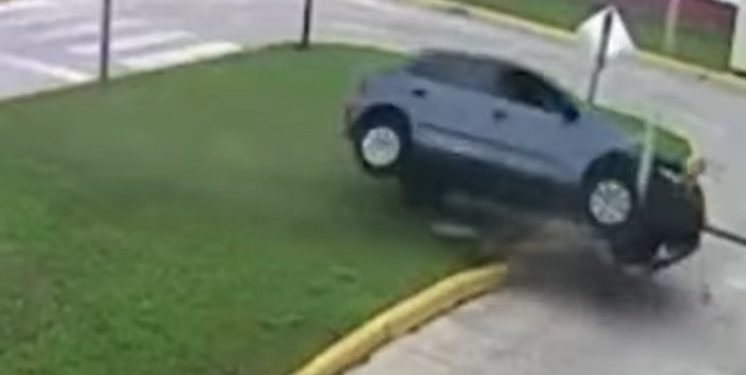 Vídeo: mulher acelera demais, derruba poste e capota carro em exame para tirar a carteira