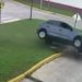 Vídeo: mulher acelera demais, derruba poste e capota carro em exame para tirar a carteira
