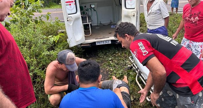 Picape fica destruída após capotar várias vezes e condutor é resgatado ferido na BR-319