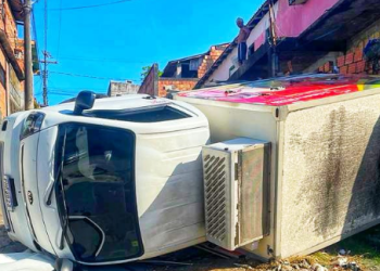 Caminhão sem freio e sem motorista derruba muro e fere criança em Manaus