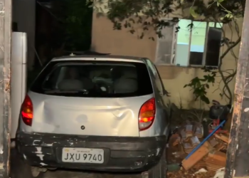 Vídeo: Dupla com rosto coberto quebra vidro de loja de conveniência em Manaus para roubar bebidas