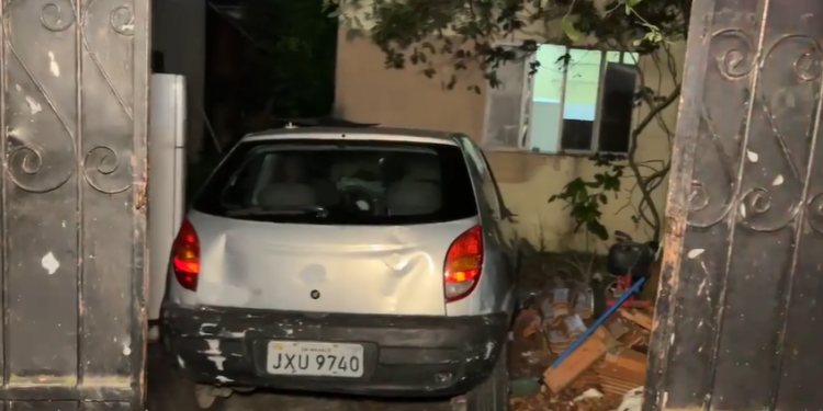 Vídeo: Dupla com rosto coberto quebra vidro de loja de conveniência em Manaus para roubar bebidas