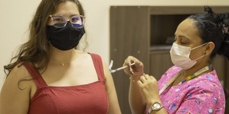 Vacina contra Covid é oferecida em mais de 70 postos de Manaus nesta segunda-feira