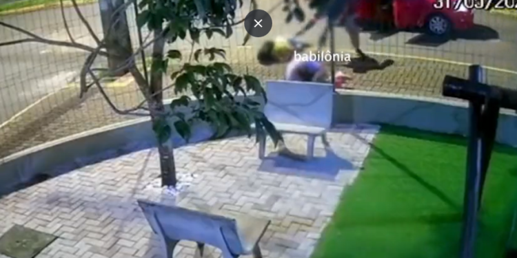 Vídeo mostra homem sendo executado a tiros dentro de condomínio de luxo; veja