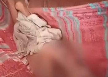 Conselho Tutelar resgata crianças, uma delas deficiente e toda defecada, após mãe abandoná-los