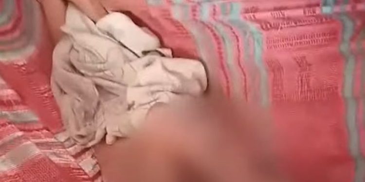 Conselho Tutelar resgata crianças, uma delas deficiente e toda defecada, após mãe abandoná-los