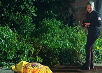 Jovem tem o pescoço rasgado e depois é jogado morto na calçada no Amazonas