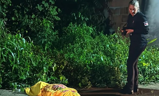 Jovem tem o pescoço rasgado e depois é jogado morto na calçada no Amazonas