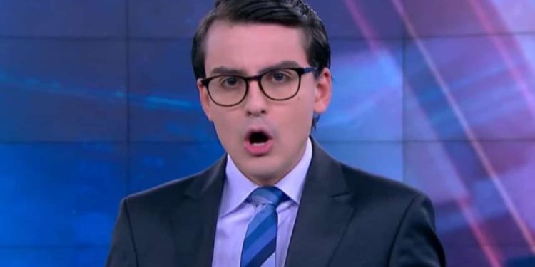 Dudu Camargo é demitido do SBT após ser pego no flagra defecando no próprio camarim