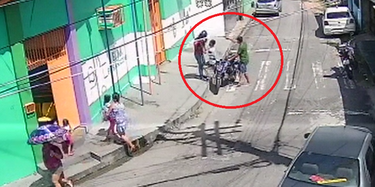 Vídeo: Dupla é procurada por roubar moto de motociclista por app na frente de escola em Manaus