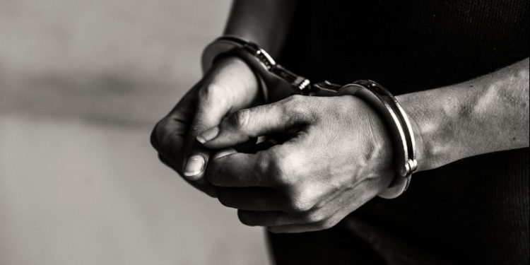 Homem sequestra jovem, o tortura por 24h, filma e manda pra mãe da vítima