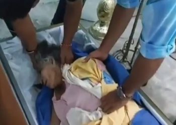 Vídeo: filho abre o caixão da mãe após ela bater na tampa no velório: ‘ela está melhorando’