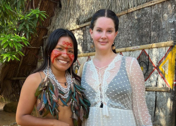 Lana Del Rey visita comunidade indígena no Amazonas e participa de dança tradicional; vídeo
