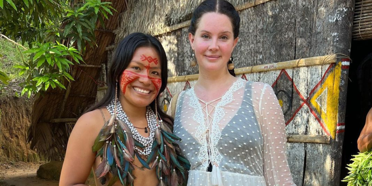 Lana Del Rey visita comunidade indígena no Amazonas e participa de dança tradicional; vídeo