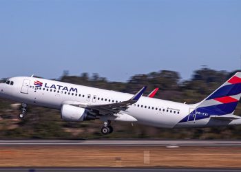 TJAM condena LATAM a indenizar passageiro após cancelamento de voo no Eduardo Gomes