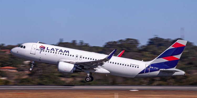 TJAM condena LATAM a indenizar passageiro após cancelamento de voo no Eduardo Gomes