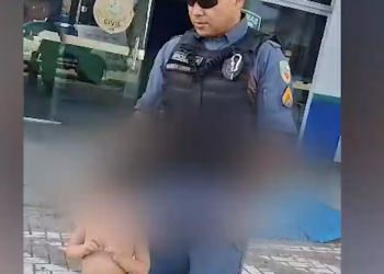 PM procura família de menino de 4 anos encontrado abandonado em rua de Manaus; vídeo