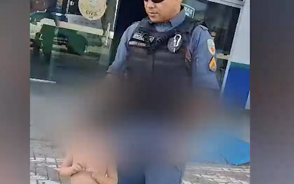 PM procura família de menino de 4 anos encontrado abandonado em rua de Manaus; vídeo