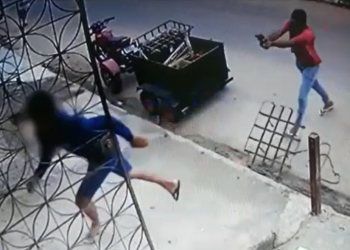 Vídeo: Homem é baleado na frente de mercadinho enquanto trabalhava e sobrevive