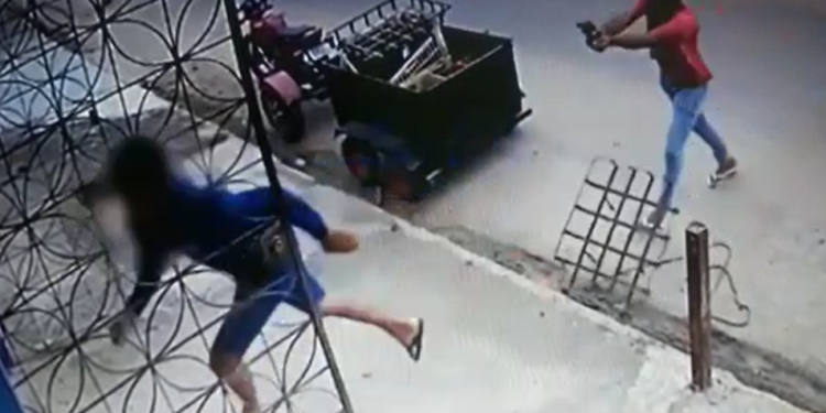 Vídeo: Homem é baleado na frente de mercadinho enquanto trabalhava e sobrevive