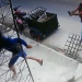 Vídeo: Homem é baleado na frente de mercadinho enquanto trabalhava e sobrevive