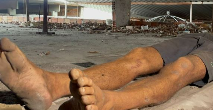 Homem amanhece morto em laje de desconhecido com tiro no rosto em Manaus