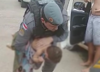 Vídeo: PMs salvam menino de 1 ano e 5 meses que havia se afogado em piscina em Manaus