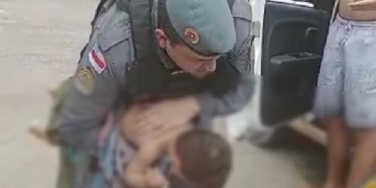 Vídeo: PMs salvam menino de 1 ano e 5 meses que havia se afogado em piscina em Manaus