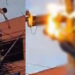 Bêbado ‘equilibrista’, homem sobe em poste de energia e morre ao levar choque; vídeo