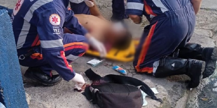 Atentado em parada de ônibus no Cidade de Deus deixa homem e mulher baleados