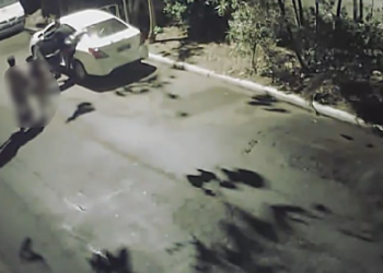 No meio do ‘lovezinho’, casal fica pelado na rua após terem o carro roubado por assaltantes; vídeo