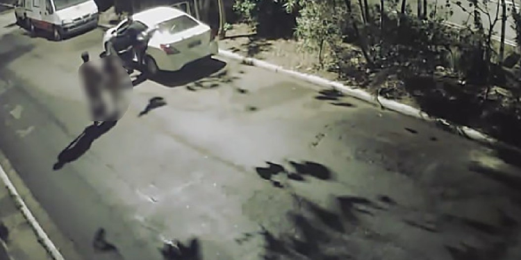 No meio do ‘lovezinho’, casal fica pelado na rua após terem o carro roubado por assaltantes; vídeo