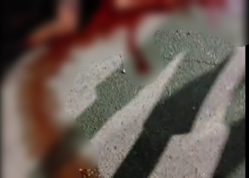 Imagens fortes: Homem leva facadas enquanto dormia e morre na frente de hospital em Manaus