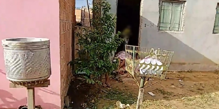 Menino de 17 anos morre com tiro no peito em rua atrás de casa no Cacau Pirêra