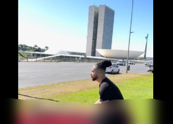 Massoterapeuta viraliza ao fazer massagem sensual com a Esplanada dos Ministérios ao fundo; veja