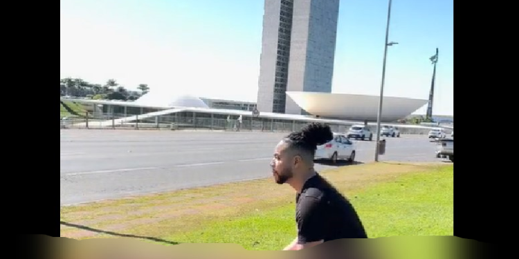 Massoterapeuta viraliza ao fazer massagem sensual com a Esplanada dos Ministérios ao fundo; veja