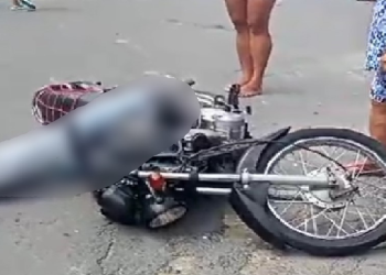 Cena forte: Trafegando em moto, homem é morto com vários tiros na cabeça e cai de cara no chão