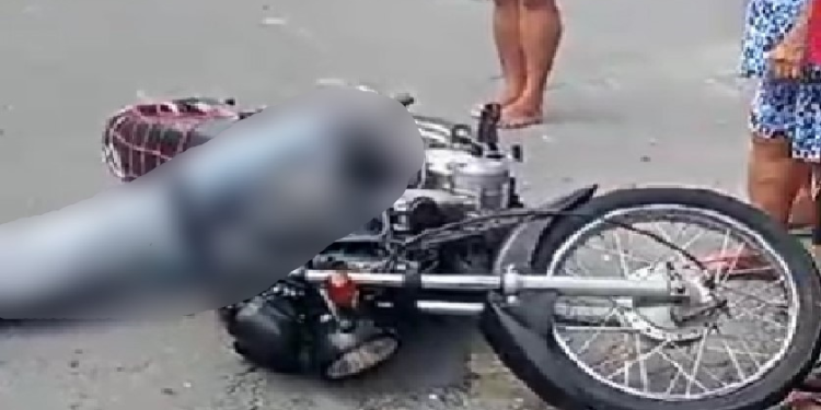 Cena forte: Trafegando em moto, homem é morto com vários tiros na cabeça e cai de cara no chão