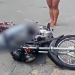 Cena forte: Trafegando em moto, homem é morto com vários tiros na cabeça e cai de cara no chão
