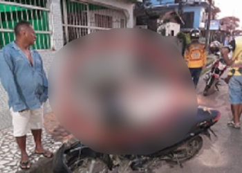 Com moto nova, mulher dá de cara com muro na saída de bar em Tefé e fica ferida