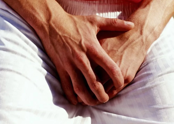 Em Manaus, mulher quase arranca bagus do marido após ele tentar viver um trisal