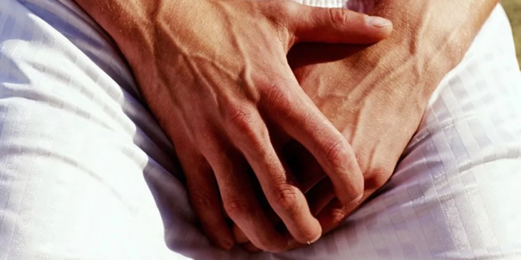 Em Manaus, mulher quase arranca bagus do marido após ele tentar viver um trisal